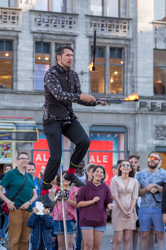 Artiste de rue en spectacle
